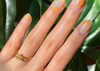 Unhas decoradas com flores