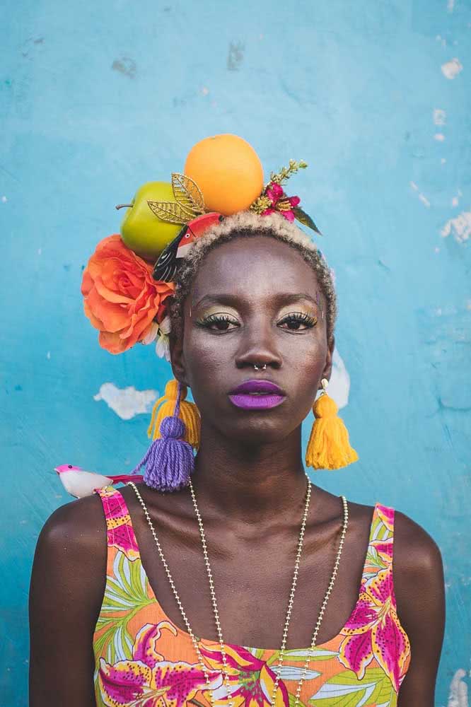 Fantasia feminina tropical inspirada na musa brasileira Carmem Miranda
