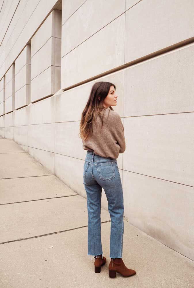 Uma botinha e um cardigã transformam o look com calça jeans 