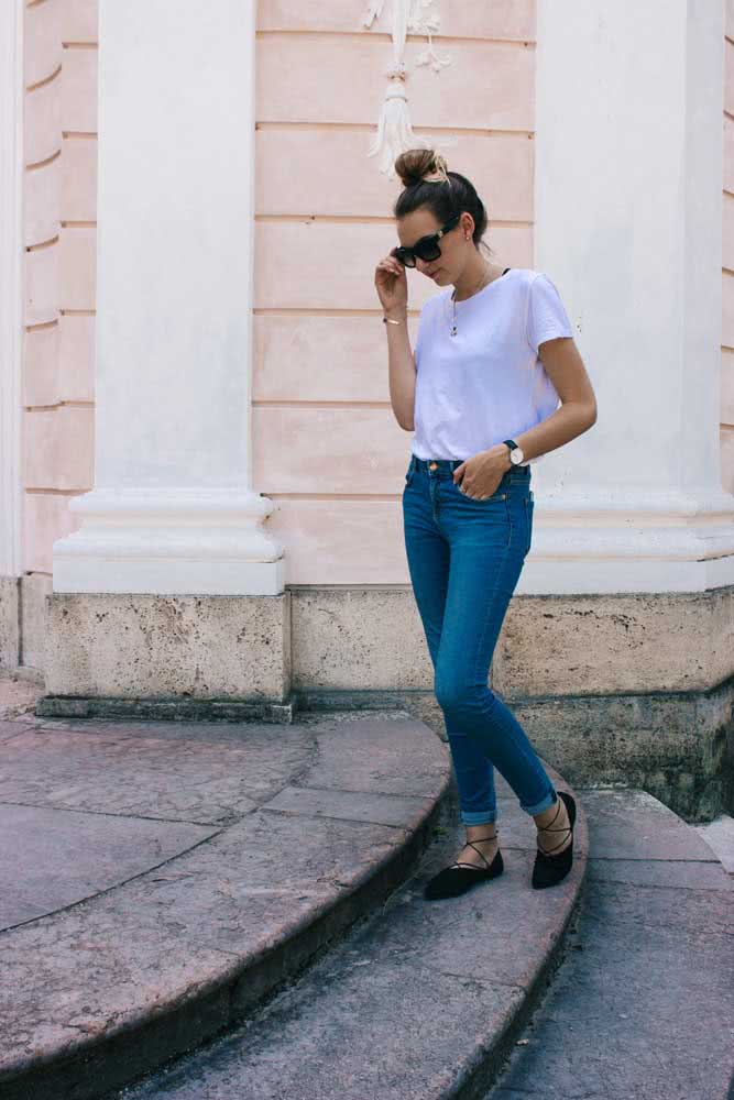 Look com calça jeans mega básico, mas com a cara da riqueza