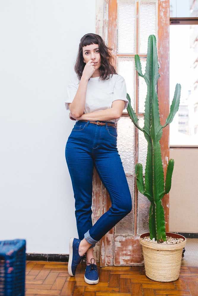 Calça jeans cintura alta e camiseta branca: o look mais atemporal que existe