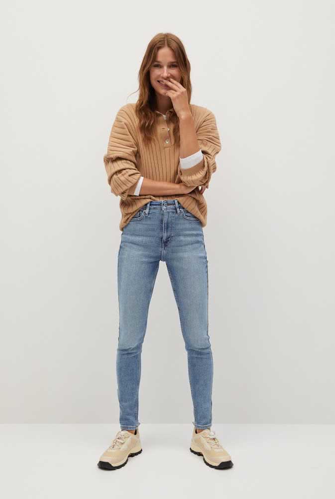 Look com calça jeans e tênis: perfeito para trabalhar até em home office