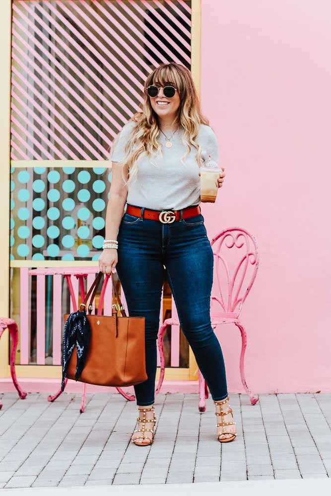 O look simples com calça jeans se valoriza com bolsa, cinto e sapatos 