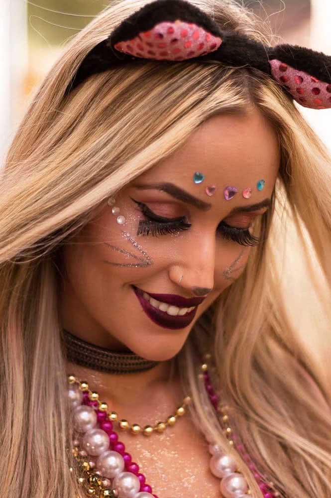 Maquiagem de gatinha para o carnaval: cores e brilho liberados