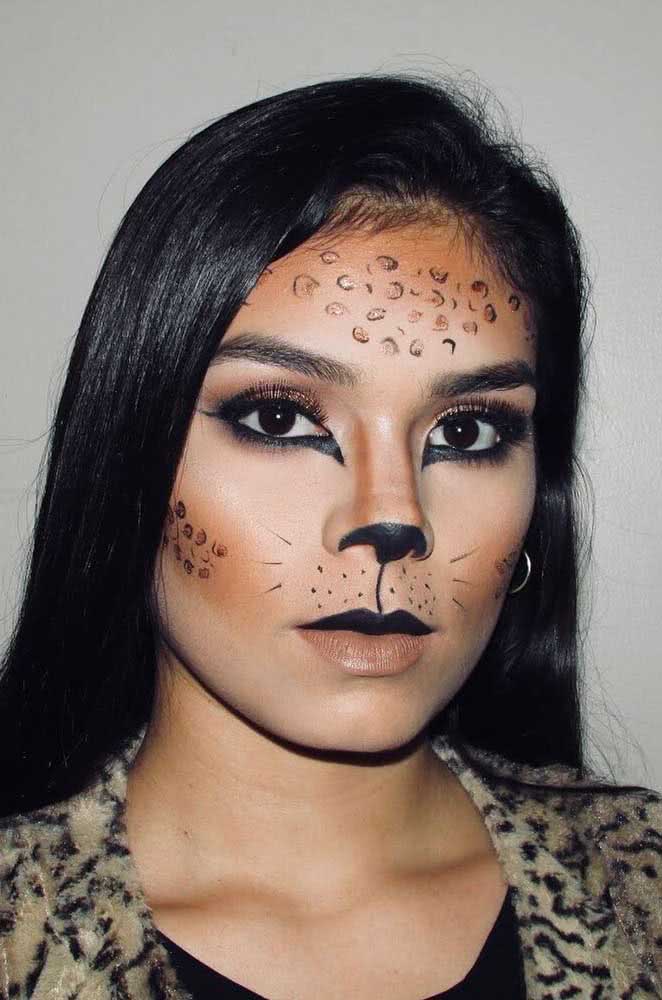 Maquiagem de gatinha com direito a manchinhas na pele, como uma verdadeira felina