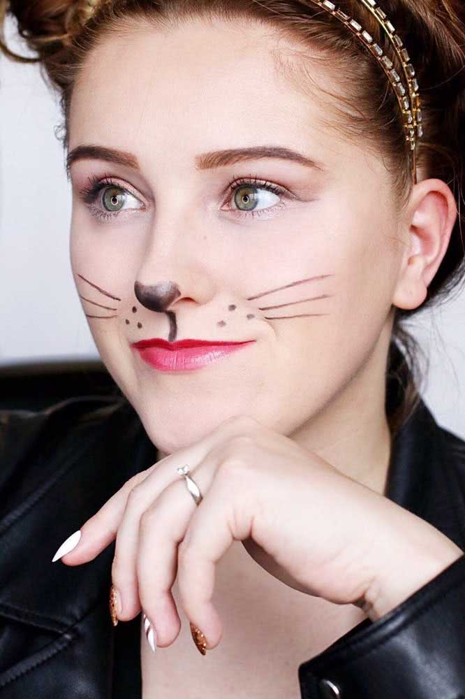 Maquiagem de gatinha simples com ênfase nos detalhes do nariz e bigode