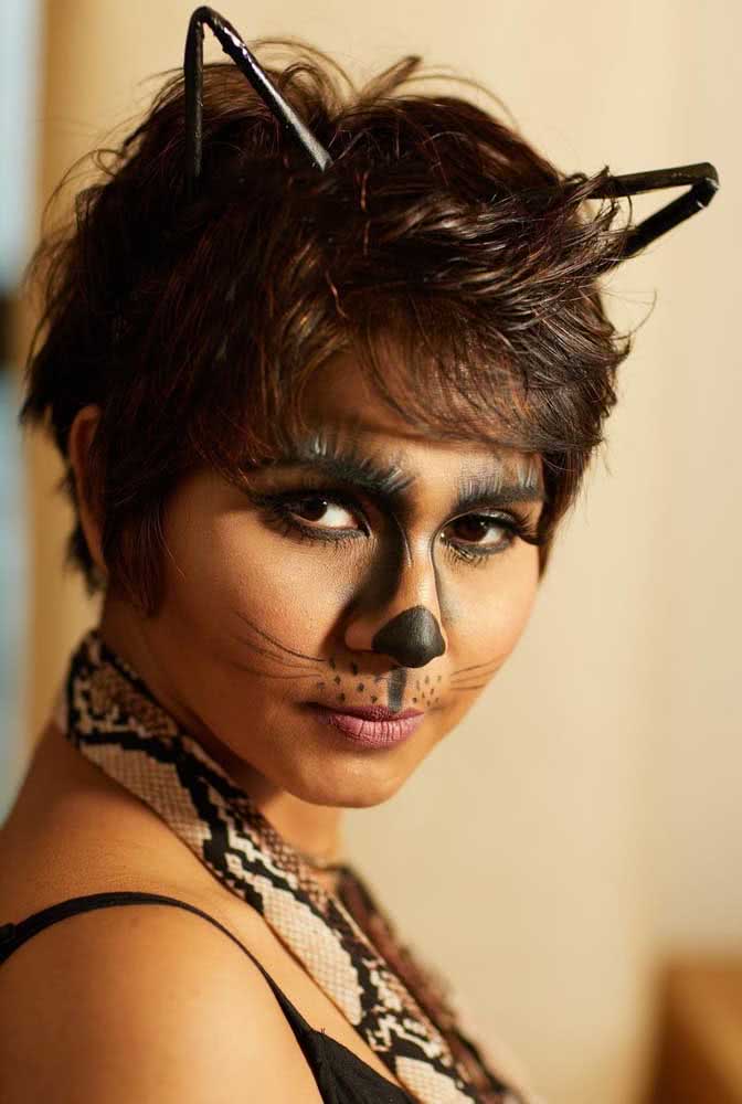 Use a sombra preta para trazer dramaticidade a maquiagem de gatinha