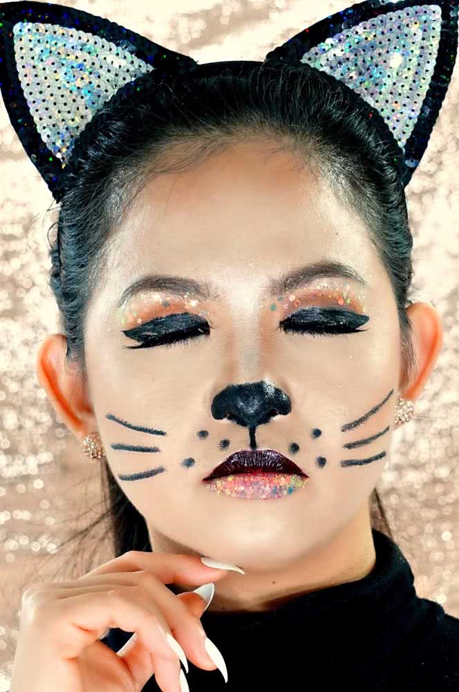 Maquiagem de gatinha com glitter para desfilar brilho por aí