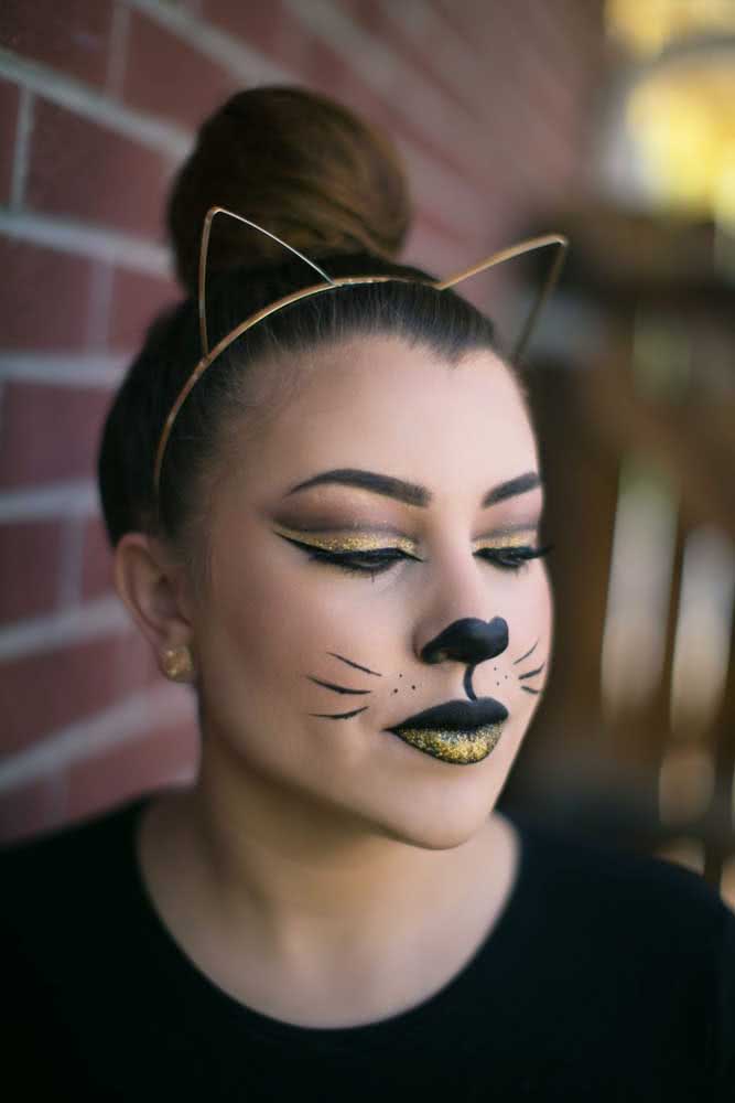 Maquiagem de gatinha preta e dourada. Para combinar, use uma tiarinha no mesmo tom