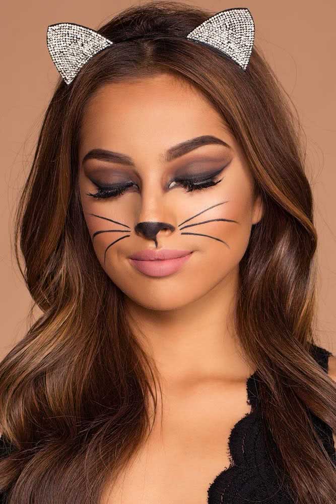 Maquiagem de gatinha simples com destaque para os olhos muito bem feitos com sombra marrom e preta