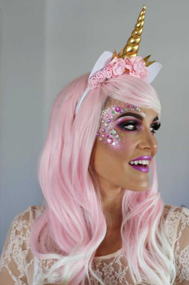 Maquiagem de unicórnio com pedrarias e peruca rosa