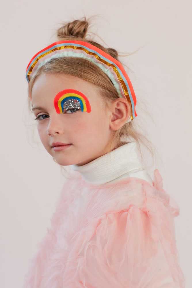 Maquiagem infantil de unicórnio com arco iris 