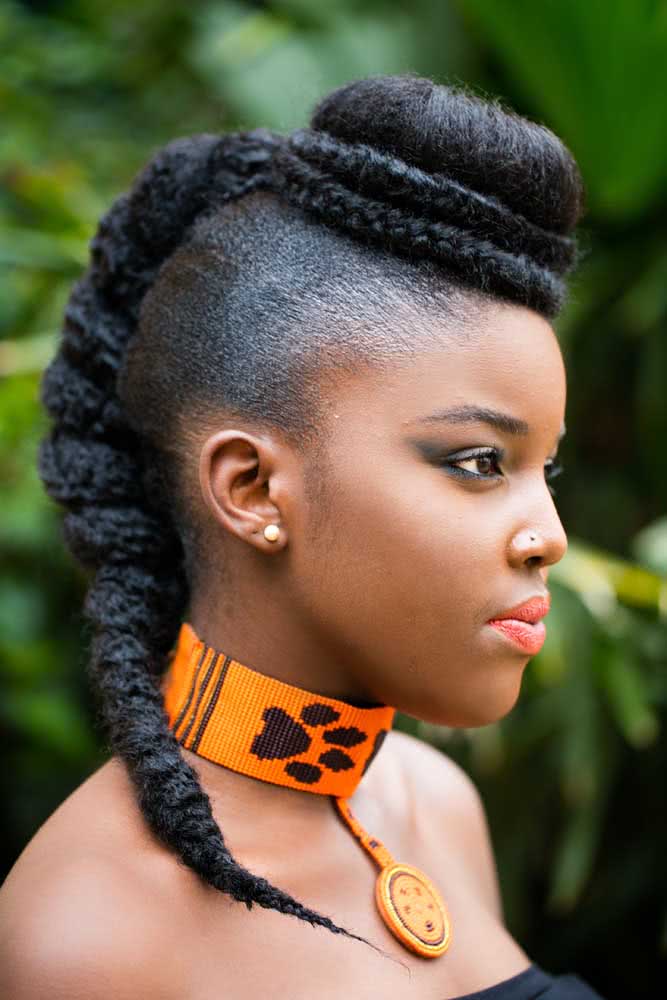 Penteado afro super elaborado com direito a dread, trança e coque