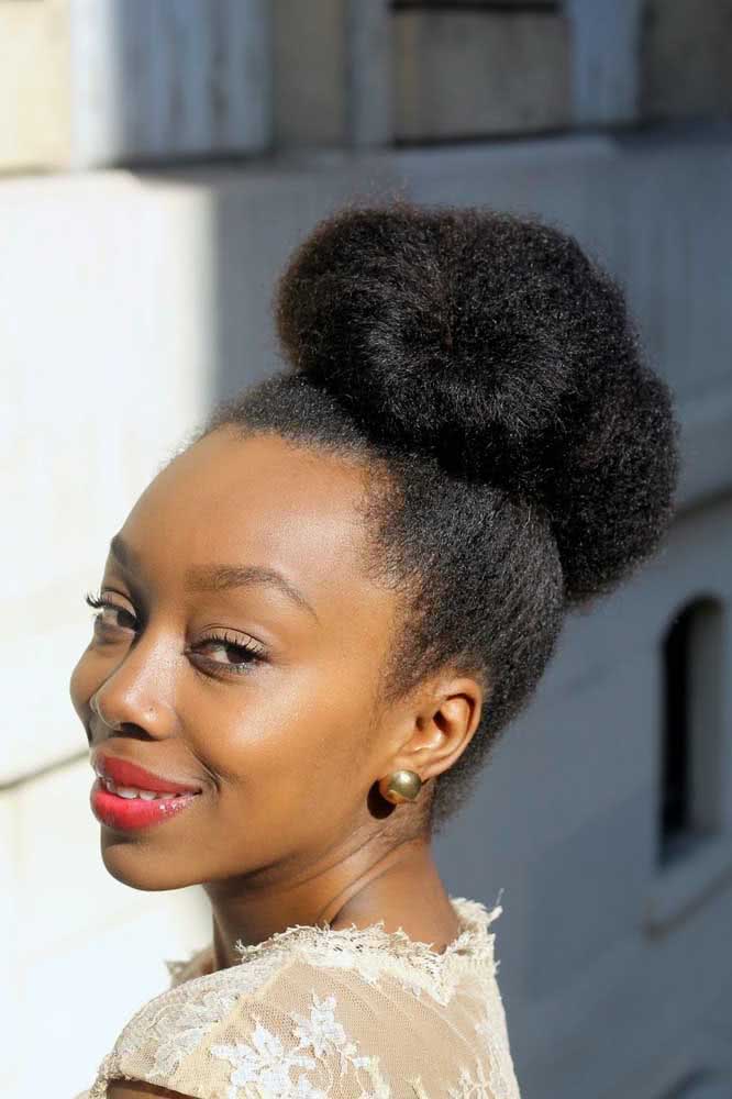 Penteado afro com coque no topo da cabeça: prático para o dia a dia, elegante para uma festa