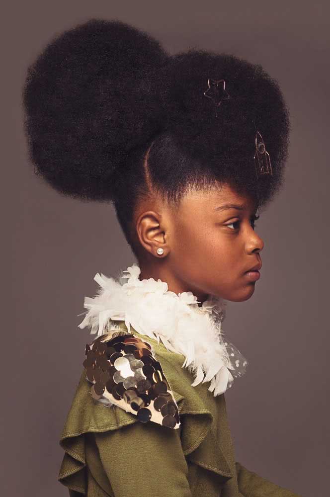 Um penteado afro puff cheio de volume para te inspirar