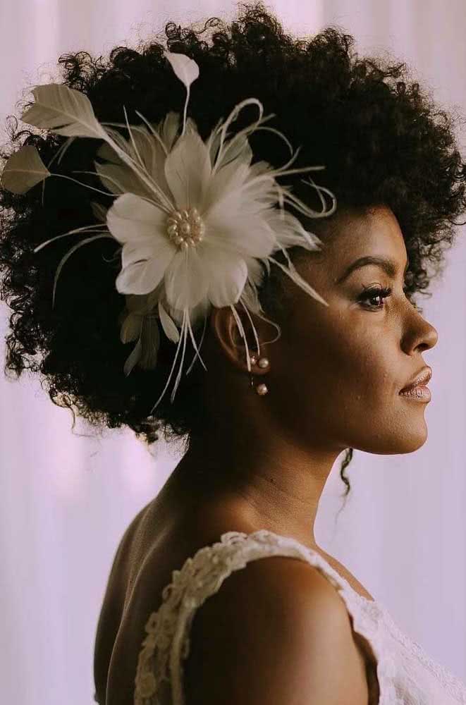 Penteado afro para casamento. As flores valorizam o visual
