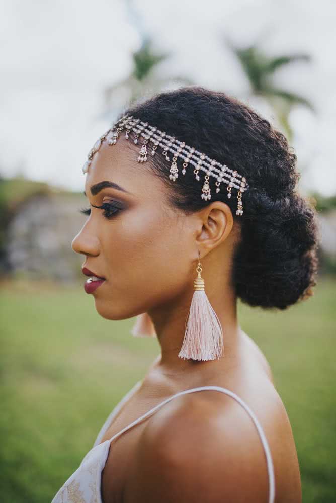 Penteado afro para noiva: o coque baixo traz elegância 