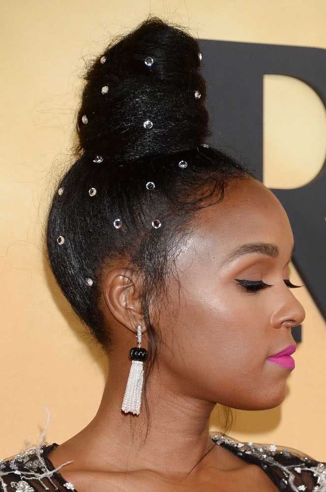 Que tal alguns cristais para deixar o penteado afro ainda mais brilhante?