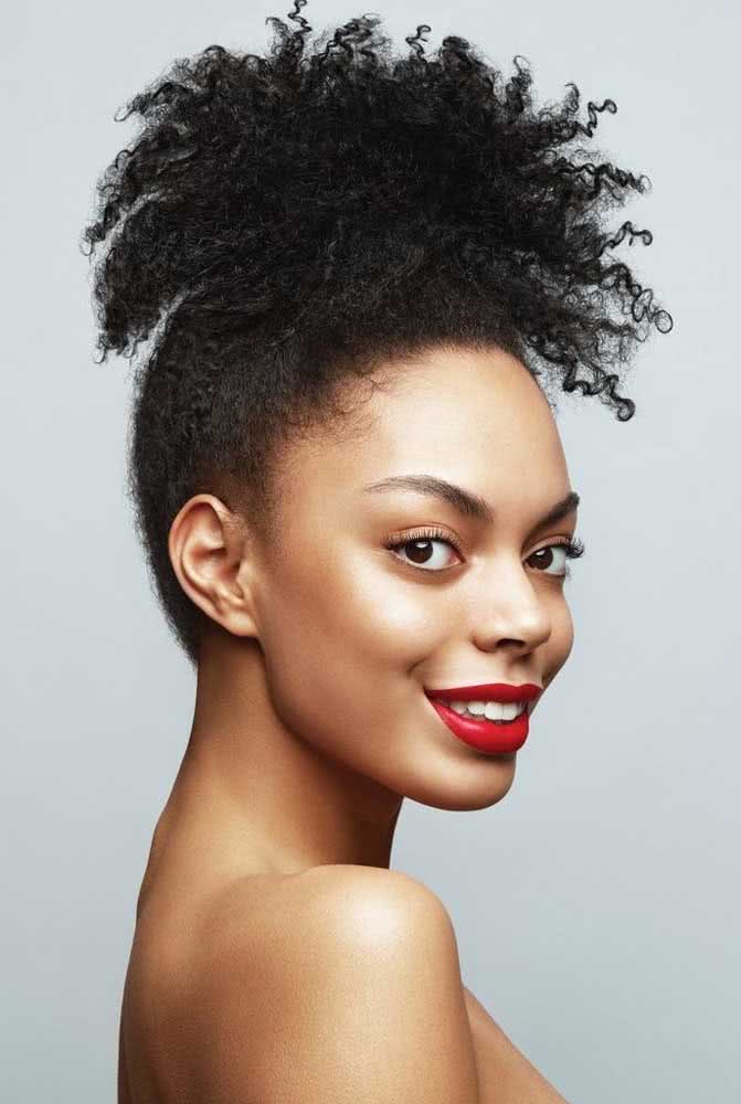 Penteado afro puff: look descontraído e prático para o dia a dia