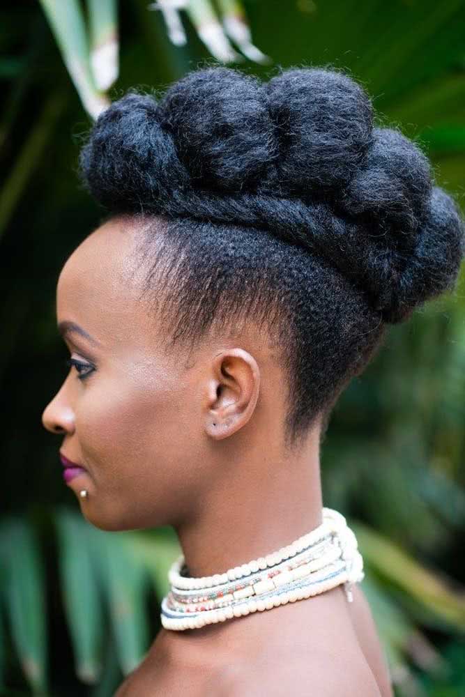 Penteado afro para festa: perfeito para cabelos longos e com bastante volume