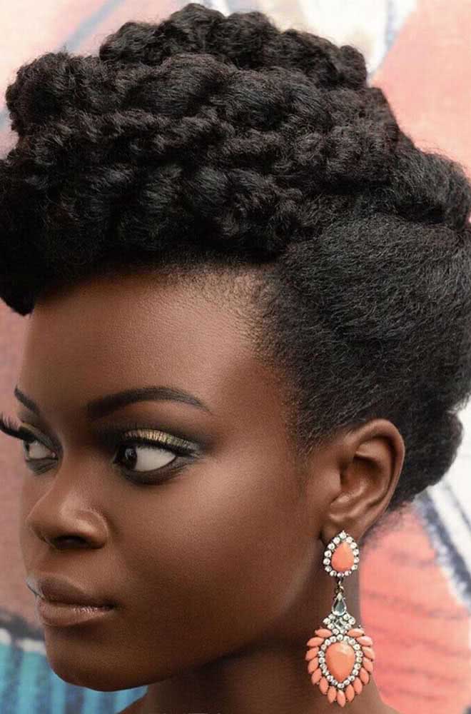 A finalização do penteado afro pode ser feita com spray fixador