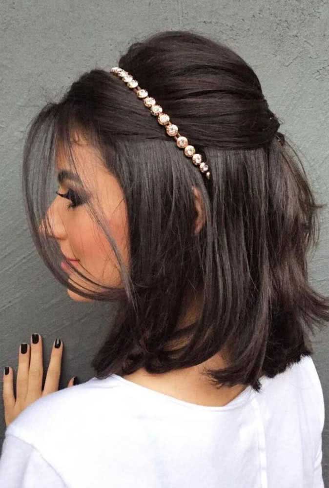 Penteado para cabelo curto com franja simples e elegante. A tiara de pérolas garante um charme delicado ao look