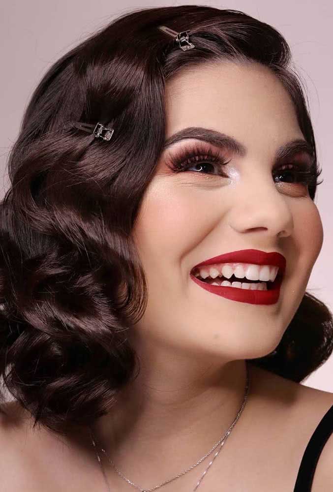 Penteado para cabelo curto a là anos 60: perfeito para um visual retrô