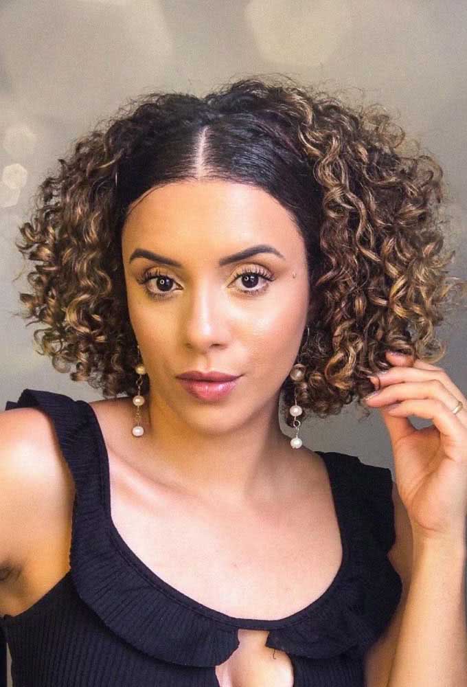 Penteado para cabelo curto cacheado: valorize os cachos com penteados semi presos