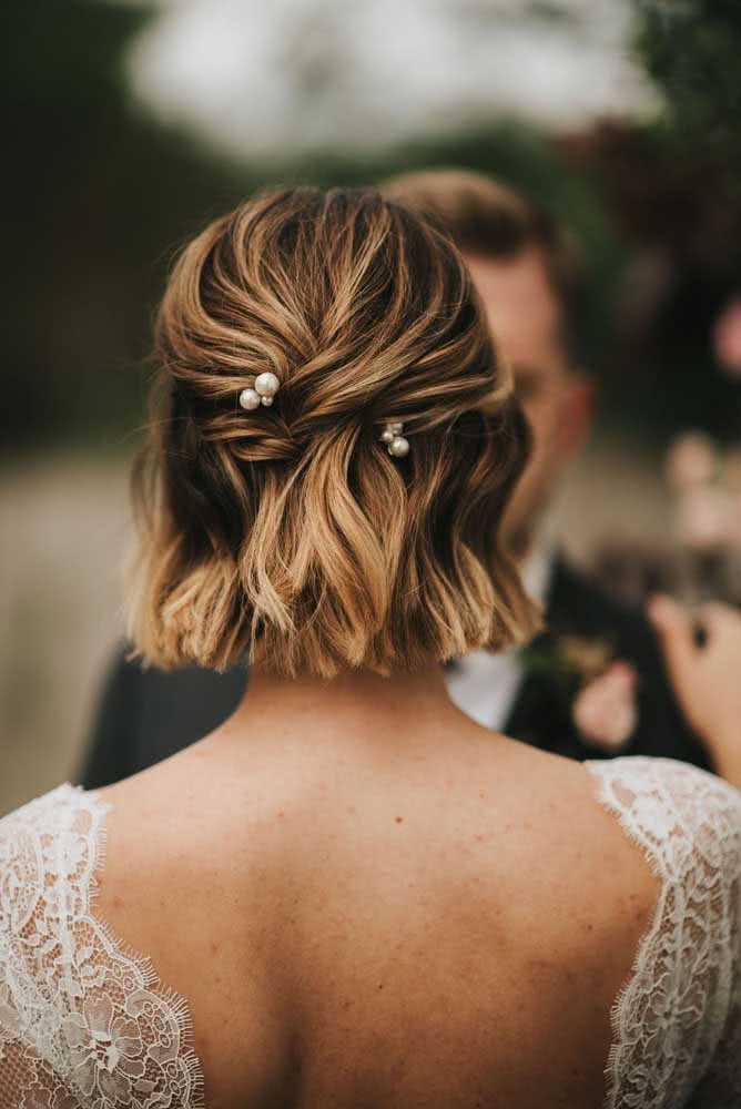 Penteado para cabelo curto para casamento. A noiva apostou em grampos decorados para compor o visual