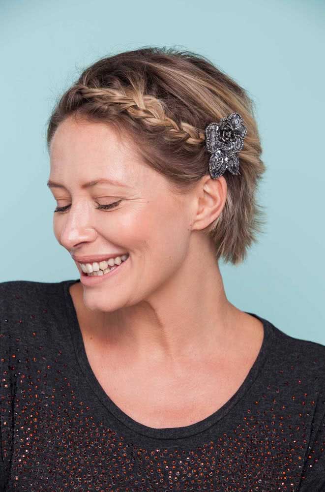 Para fechar o penteado com chave de ouro use uma presilha de flor