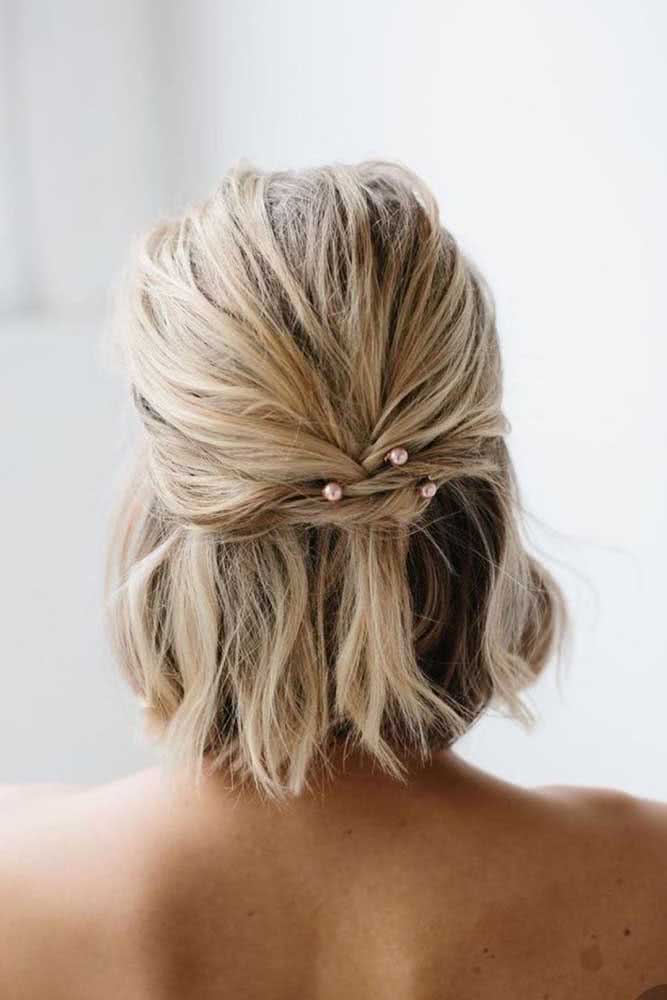 Despretensioso, esse penteado para cabelo curto e liso é perfeito para uma festa ou uma reunião informal