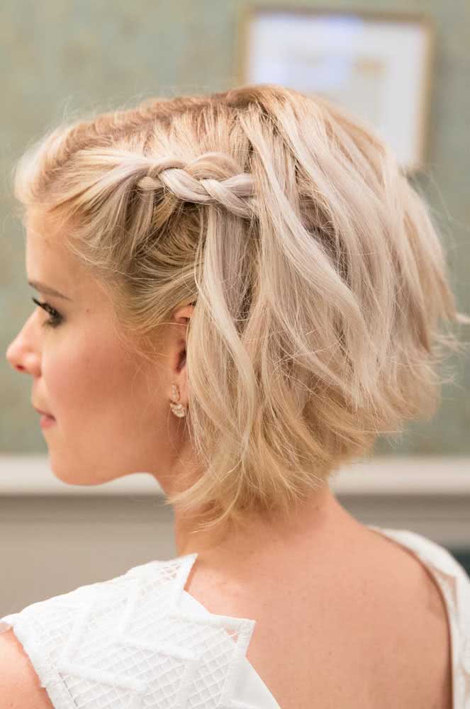 Penteado para cabelo curto com trança lateral