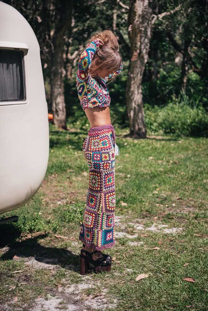 Que tal uma saia de crochê inspirada no movimento hippie?
