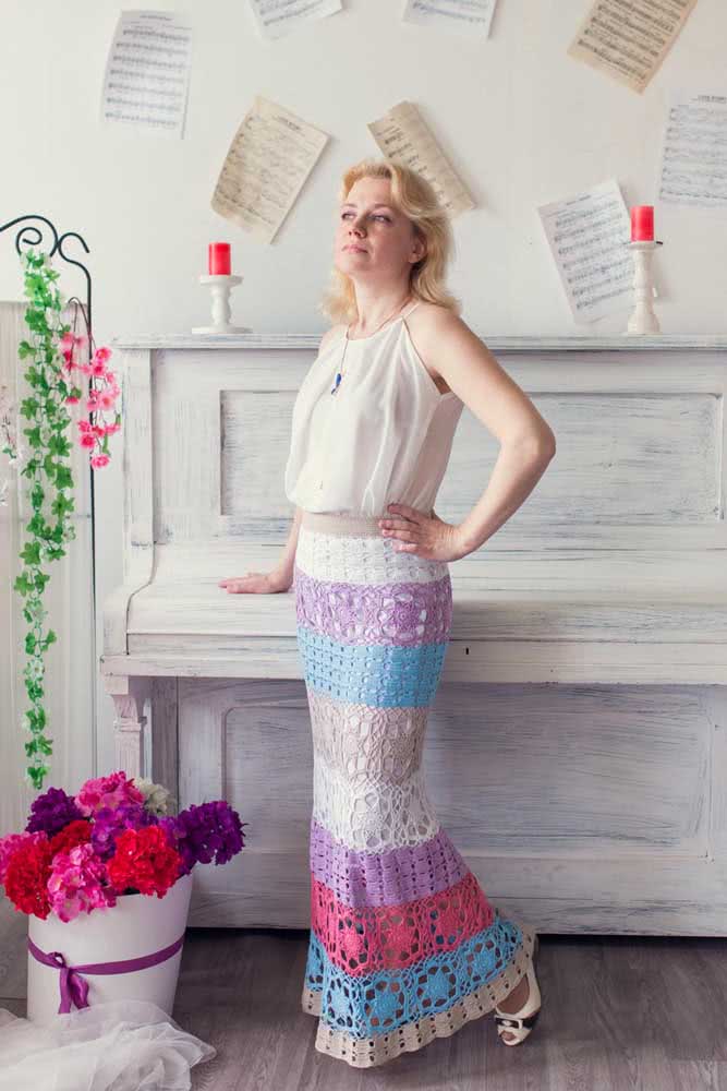 Pontos e cores delicadas são o charme dessa saia de crochê longa