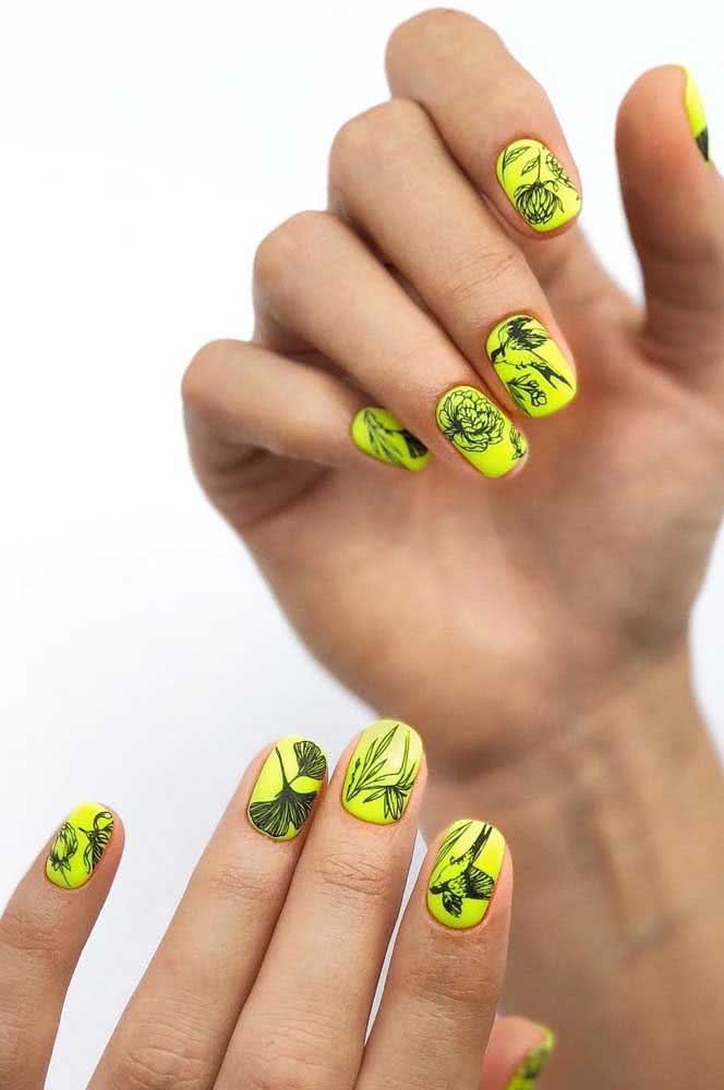 Unha neon amarela decorada com esmalte preto