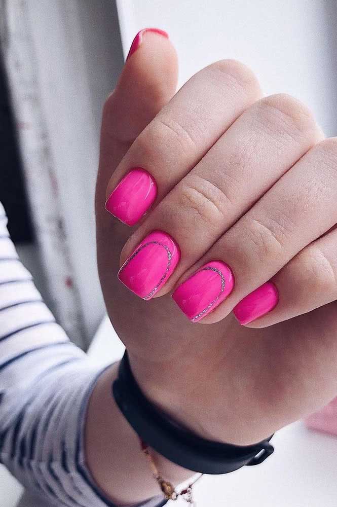 Unhas neon com glitter, afinal, brilho nunca é demais!