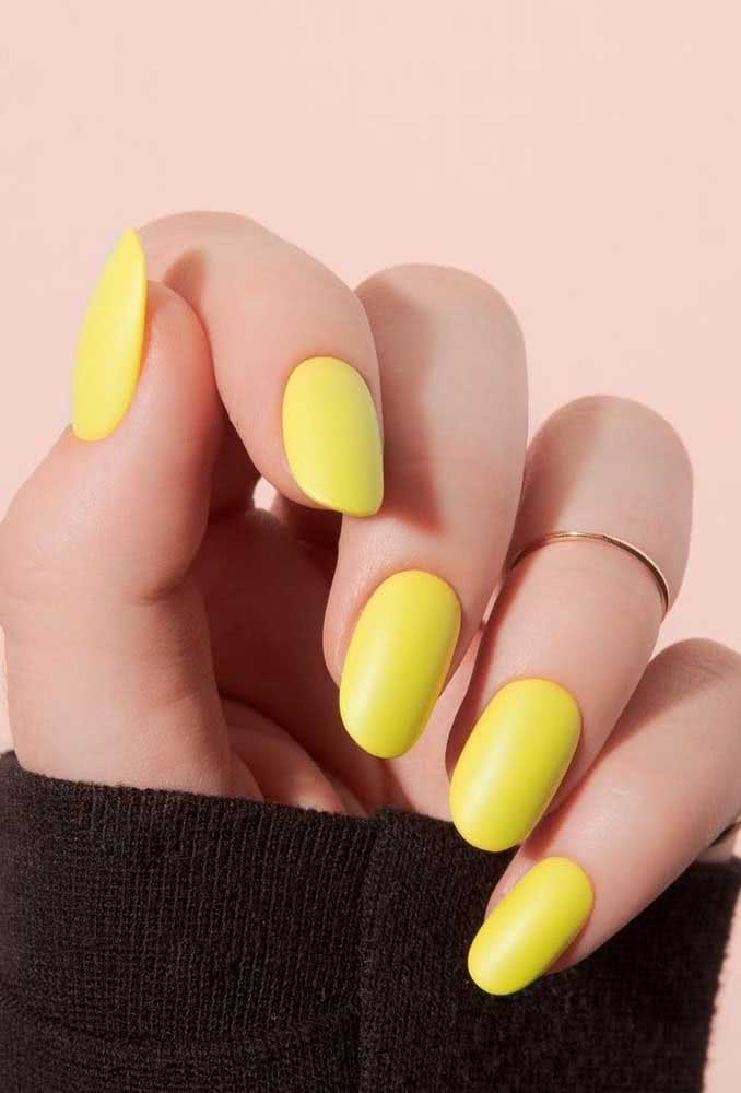 Unhas neon amarela: tendência de make, moda e esmaltes