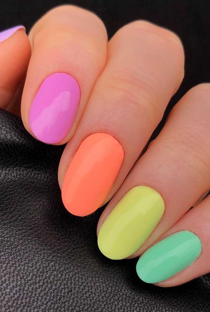 Unhas neon uma de cada cor para não deixar nenhum tom de lado