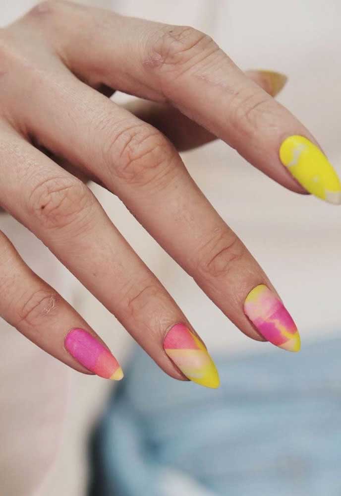 Unhas neon rosa e amarela em formato stilleto