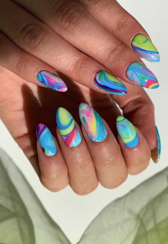 Praticamente um tie dye neon nas unhas