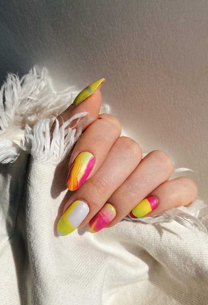 Brinque e experimente as diversas possibilidades que as unhas neon oferecem