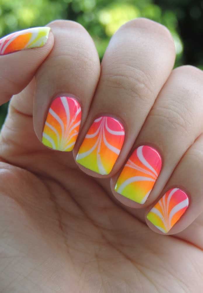 Mais discretas, mas ainda assim super coloridas, essas unhas neon trazem detalhes delicados em esmalte branco