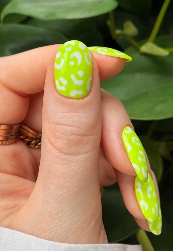 Que tal unhas verde neon decoradas com manchinhas brancas?