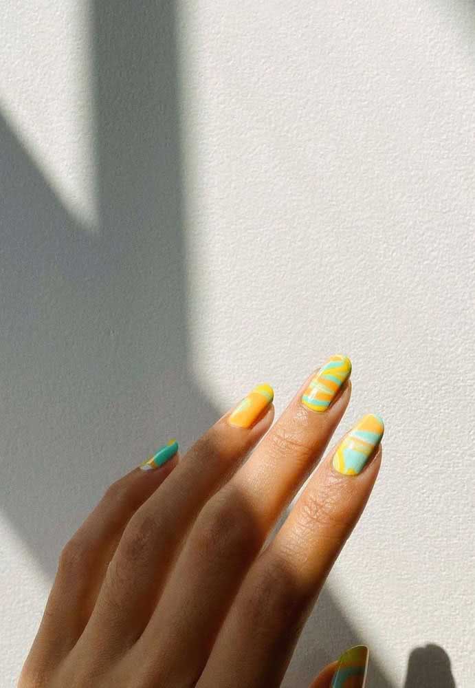 Esmalte neon em três cores, mas cada unha traz um desenho diferente