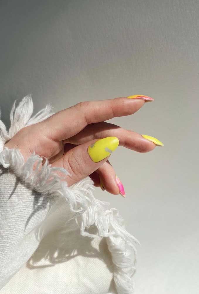 Aquele look branco ou de outra cor neutra ganha força com as unhas neon