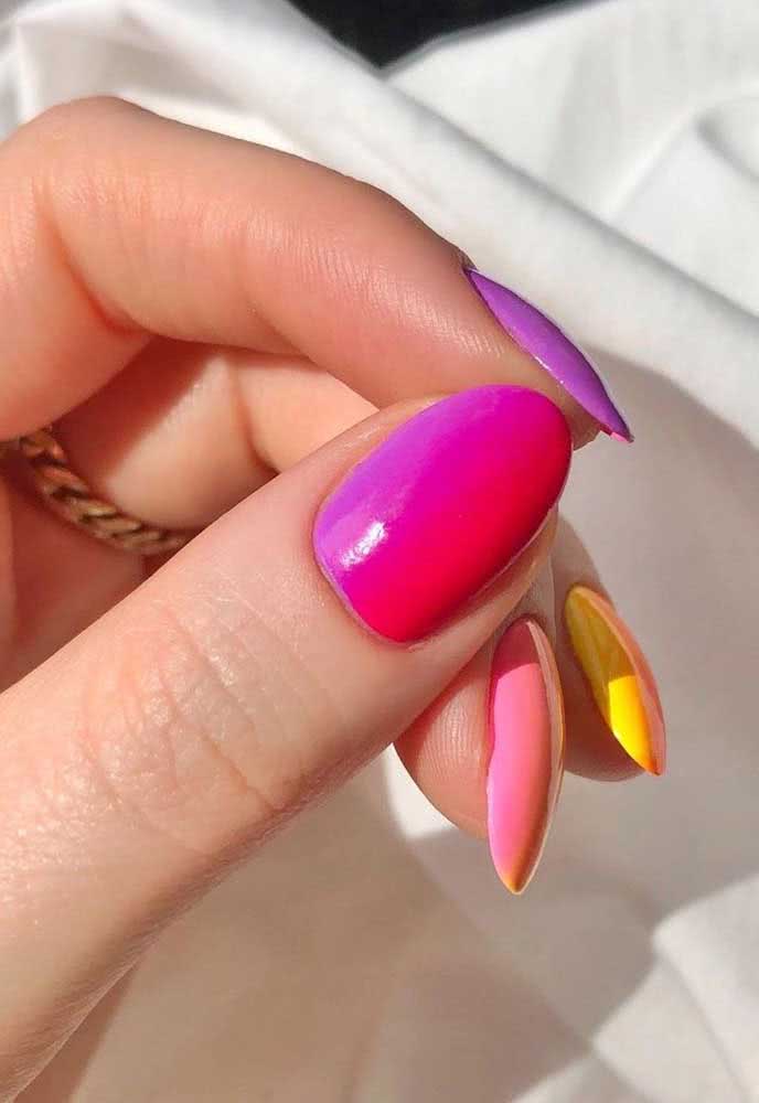 Unhas neon degradê: um luxo!