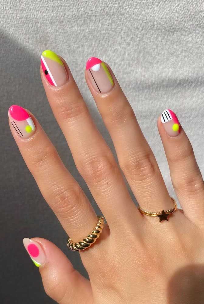 Inspiração geométrica para as unhas neon com base nude