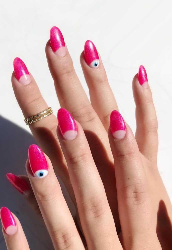 Unhas neon cor de rosa decoradas com olho grego