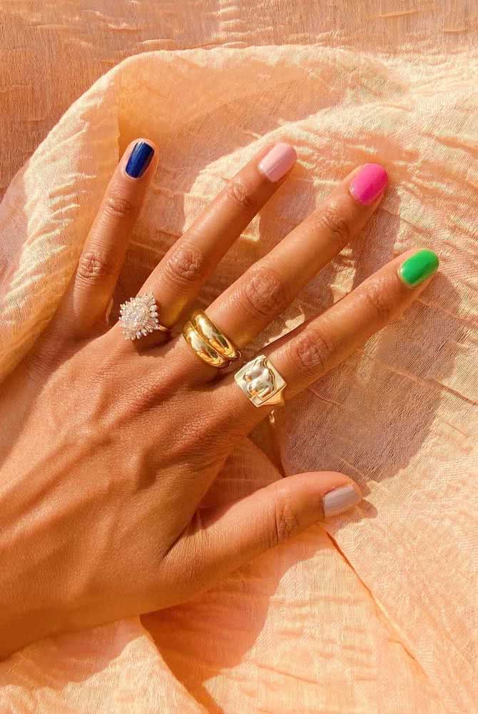 Aqui, o esmalte neon vai apenas em uma unha