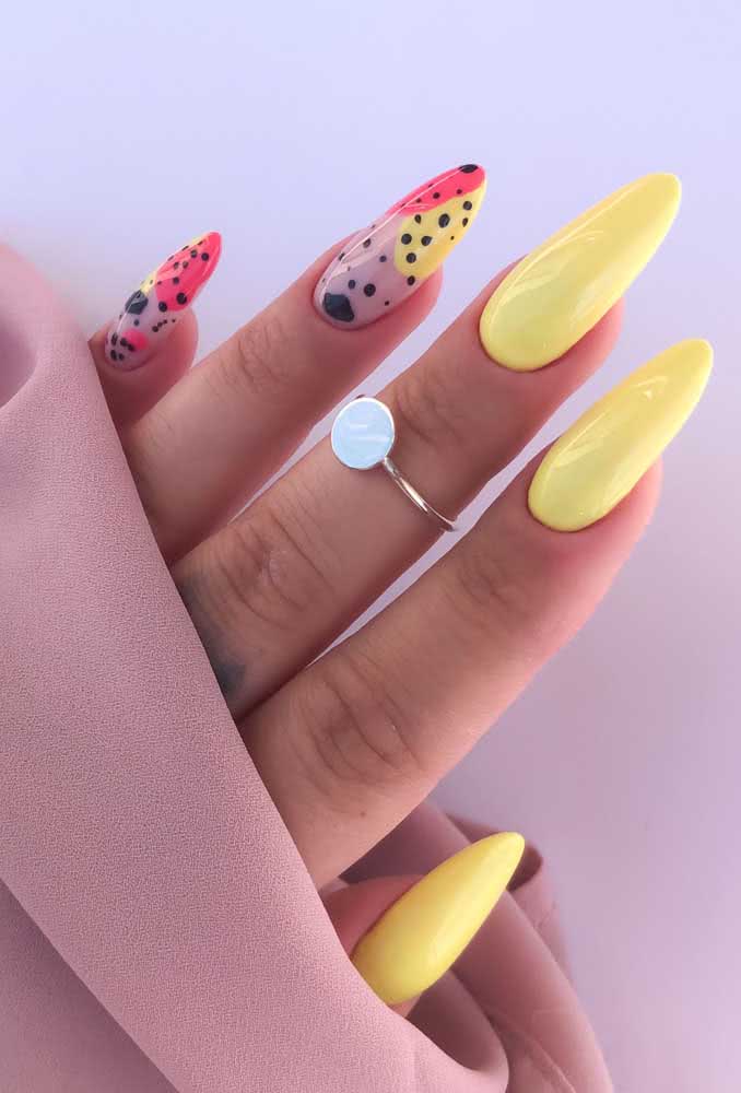 Unhas neon com dois tipos de esmaltação: completa e decorada